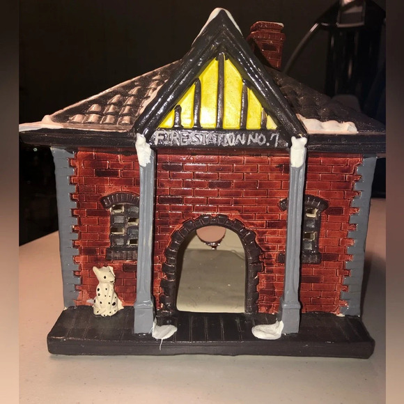 Vintage Yuletide Fire Station Christmas Village Decor 1988 - Picture 1 of 8